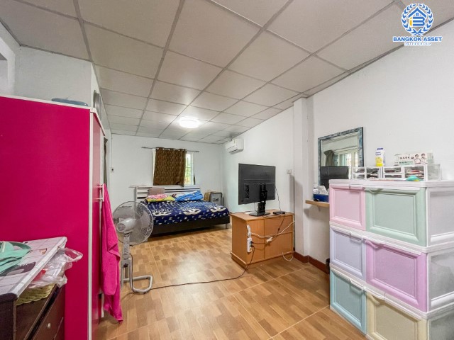 *****ทาวน์เฮ้าส์มือสองย่านนนทบุรี ม.เจ้าพระยาทาวน์ บางกรวย-ไทรน้อย หลังมุม เนื้อที่กว้าง 35 ตร.ว. ฟังก์ชัน 4 ห้องนอน 2 ห้องน้ำ ที่จอดรถ 1 คัน หน้าบ้านโล่ง แต่มีความเป็นส่วนตัว ใกล้โครงการรถไฟฟ้าสายสีม่วง "บางพลู" และจุดขึ้นทางด่วน "กาญจนาภิเษก"